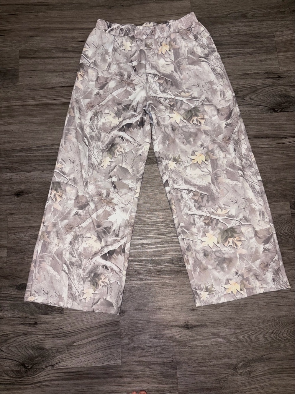 SHEIN Wide Leg Floral Print Pull-On Pants in Light Gray & Cream